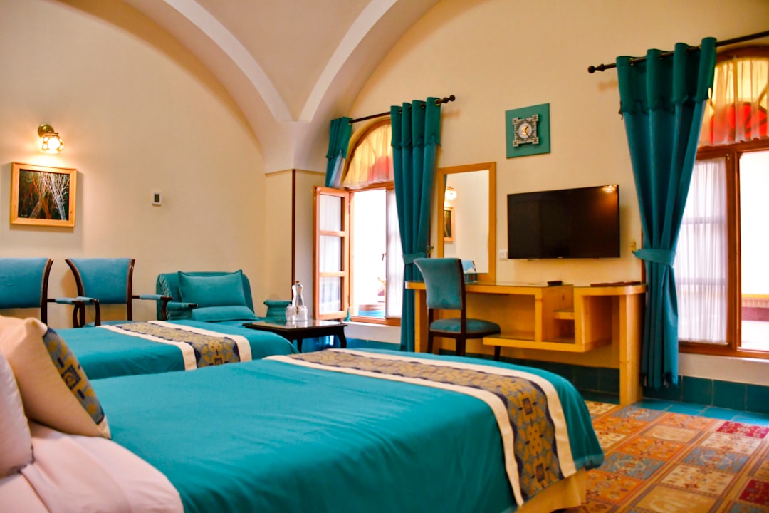 Bleu au lit bleu sur le lit